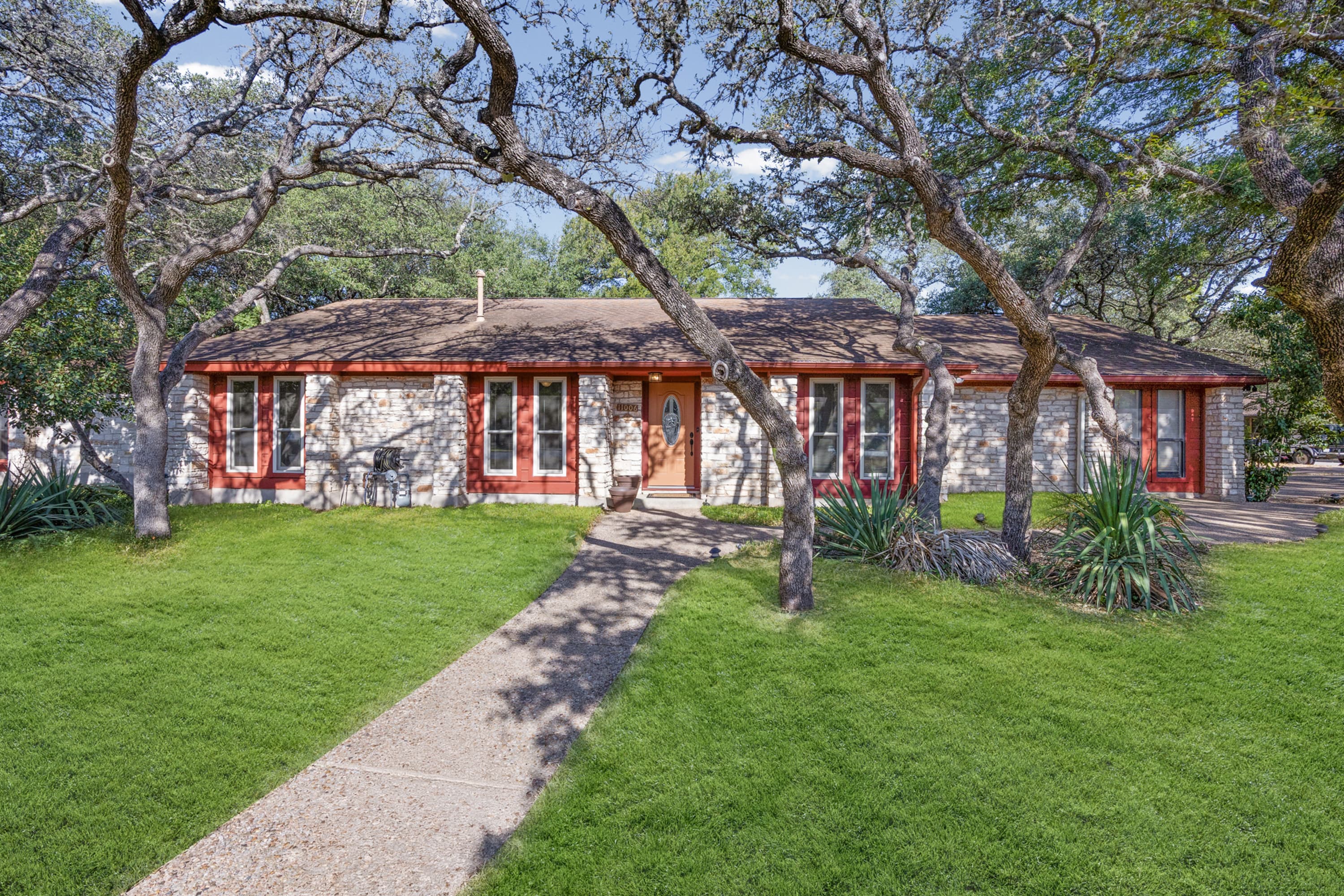 11006 Brodie Ln - Image 1