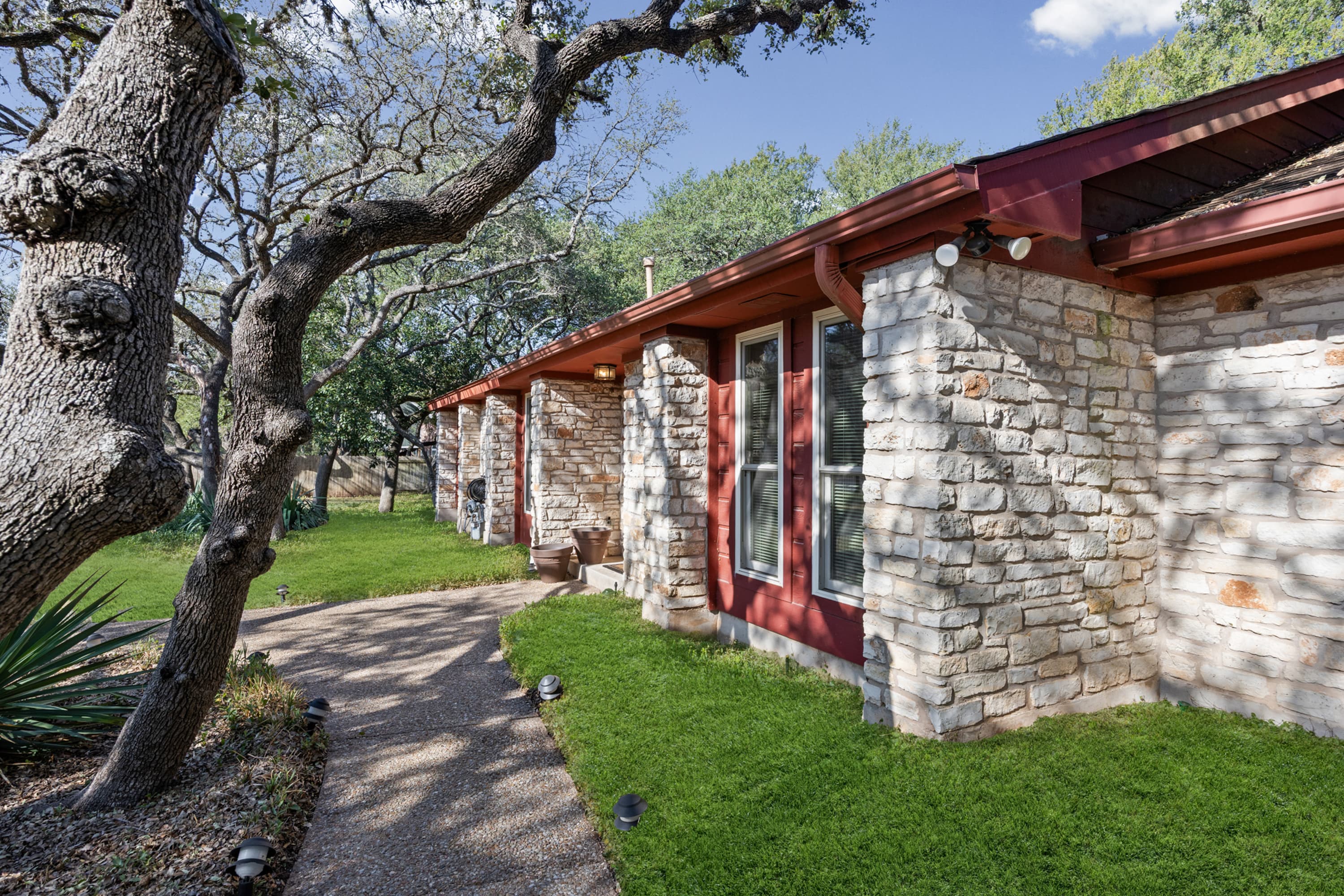 11006 Brodie Ln - Thumbnail 2