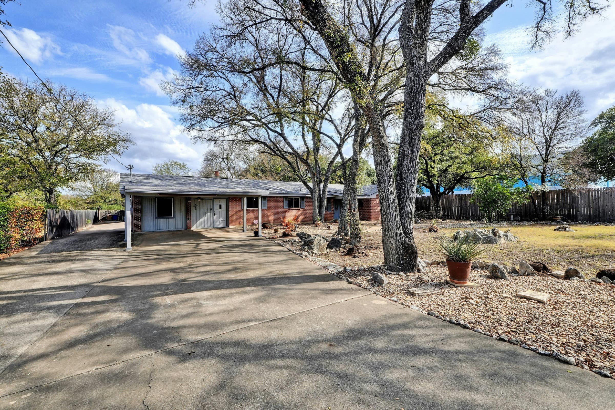 6201 Oakclaire Dr - Thumbnail 3