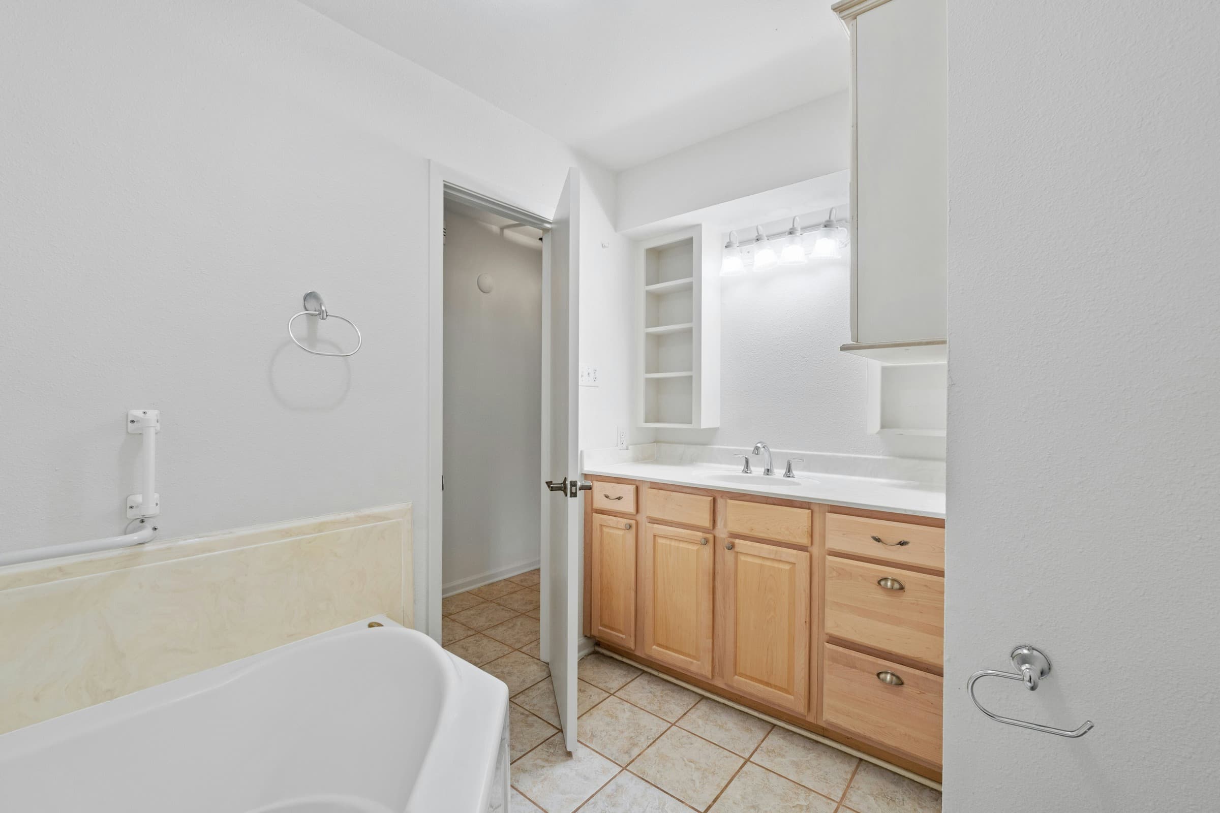 6201 Oakclaire Dr - Thumbnail 17